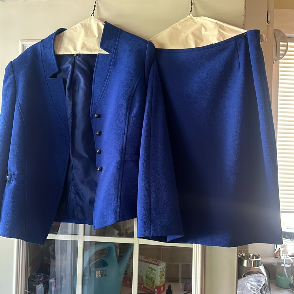 Beautiful skirt and blazer set!  Fully lined, excellent condition!